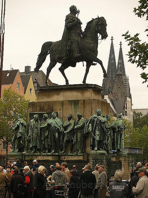 Reiterdenkmal kehrt zurueck auf dem Heumarkt P87.JPG